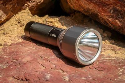 夜行神器登場 小米2000流明強光手電筒，戶外愛好者的新寵